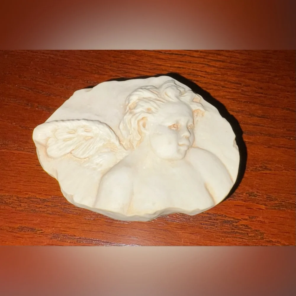 EUC Trinket Box: Hen-Feathers & Co., Cherub in Relief on Lid